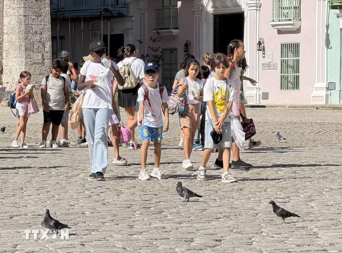 Du khách dạo chơi trên Quảng trường Chim bồ câu ở Khu phố cổ Habana. (Ảnh: Ngọc Duy/TTXVN)