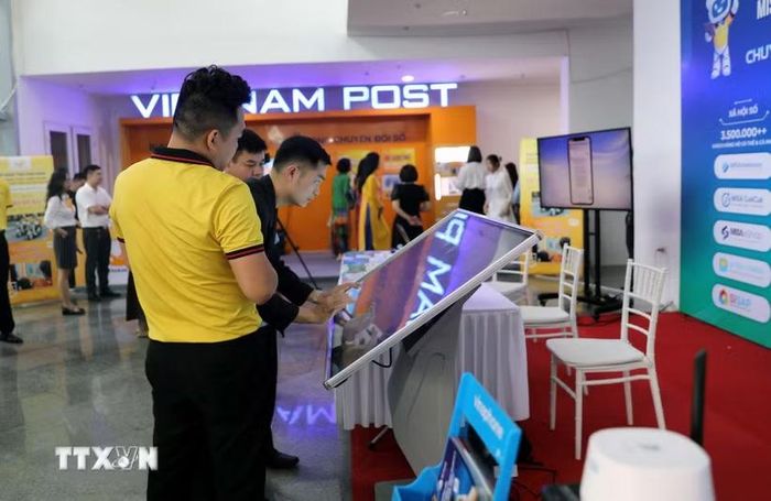 Các đại biểu trải nghiệm công nghệ số tại lễ phát động Bình dân học vụ số ở Ninh Bình. (Ảnh: Nguyễn Chinh/TTXVN)