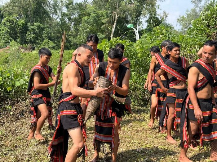 Đồng bào tái hiện cảnh lên rẫy, săn bắt, hái lượm, xuống sông suối đánh cá... (Ảnh: CTV/Vietnam+)