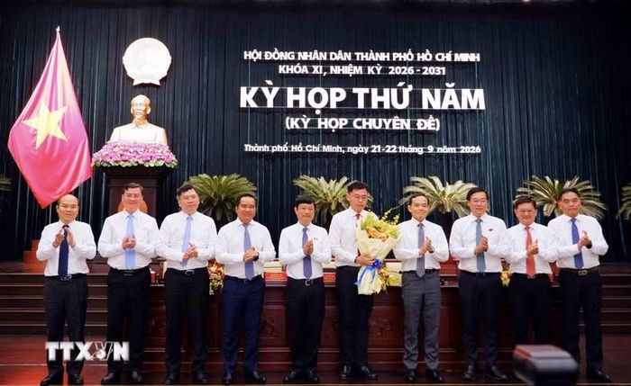 Lãnh đạo Thành ủy, Hội đồng Nhân dân, Ủy ban Nhân dân Thành phố tặng hoa chúc mừng ông Trương Minh Huy Vũ được bầu giữ chức Phó Chủ tịch Ủy ban Nhân dân Thành phố Hồ Chí Minh. (Ảnh: Xuân Khu/TTXVN)