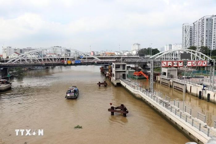 Dự án giải quyết ngập do triều khu vực Thành phố Hồ Chí Minh có xét đến yếu tố biến đổi khí hậu (giai đoạn 1) khởi công năm 2016, thực hiện theo hợp đồng BT. (Ảnh: Tiến Lực/TTXVN)