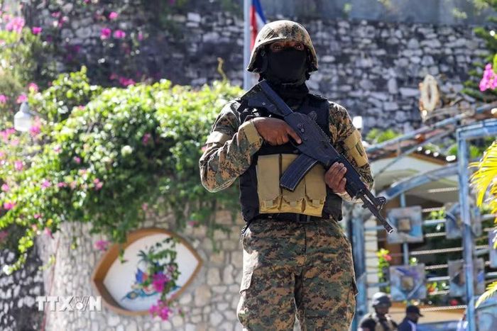 Cảnh sát Haiti gác bên ngoài dinh thự Tổng thống Jovenel Moise, sau khi ông bị ám sát, ngày 7/7/2021. (Ảnh: AFP/TTXVN)