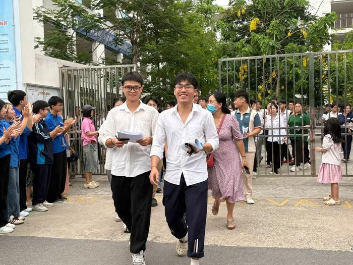 Những thí sinh đầu tiên rời điểm thi Trường Trung học cơ sở Linh Đàm, Hoàng Liệt sau buổi thi môn Toán. (Ảnh: Phạm Mai/Vietnam+)