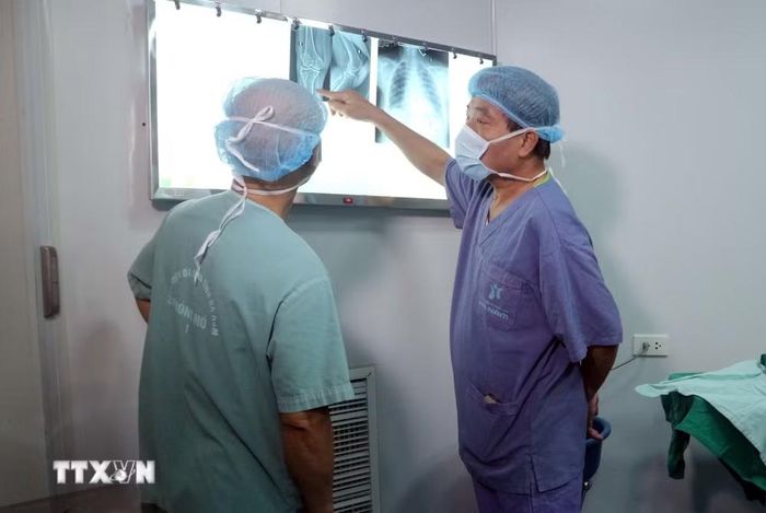 Các bác sỹ Bệnh viện Đa khoa Hà Nam và Bệnh viện Hữu nghị Việt Đức kiểm tra phim, hội chẩn trước phẫu thuật. (Ảnh: Đại Nghĩa/TTXVN)