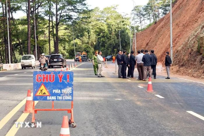 Khu vực sạt lở trên đèo Prenn đã được đặt biển cảnh báo, đảm bảo an toàn cho các phương tiện lưu thông. (Ảnh: Chu Quốc Hùng/TTXVN)