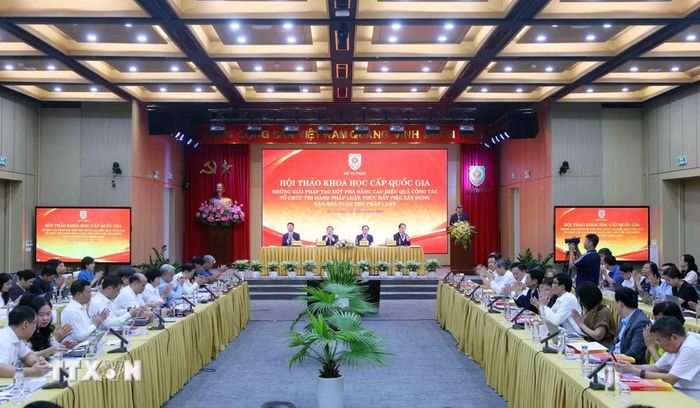 Hội thảo khoa học cấp quốc gia "Những giải pháp tạo đột phá nâng cao hiệu quả công tác tổ chức thi hành pháp luật, thúc đẩy việc xây dựng văn hoá tuân thủ pháp luật". (Ảnh: Phạm Kiên/TTXVN)