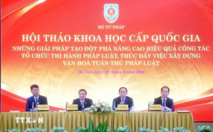 Phó Chủ tịch Quốc hội Nguyễn Khắc Định, Phó Thủ tướng Lê Tiến Châu và các đại biểu điều hành Hội thảo. (Ảnh: Phạm Kiên/TTXVN)