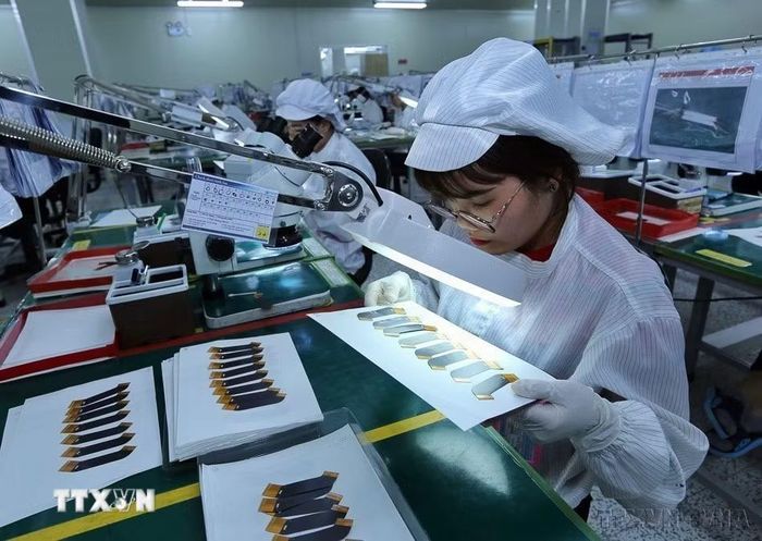 Dây chuyền kiểm tra bảng mạch điện tử tại một doanh nghiệp của Hàn Quốc tại khu công nghiệp Yên Phong (Bắc Ninh). (Ảnh: Danh Lam/TTXVN)