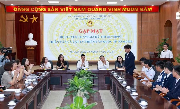 Sở Giáo dục và Đào tạo Hà Nội gặp gỡ các học sinh đội tuyển IOAA 2026 của Việt Nam. (Ảnh: Thanh Tùng/TTXVN)