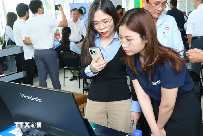 Các doanh nghiệp tại Khu công nghiệp Long Hậu (xã Cần Giuộc, tỉnh Tây Ninh) tìm hiểu giải pháp số hóa dữ liệu, truy xuất nguồn gốc đáp ứng yêu cầu trong giai đoạn mới. (Ảnh: Bùi Giang/TTXVN)