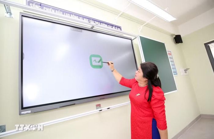 Phòng học tại Trường Trung học cơ sở Ninh Thạnh, phường Ninh Thạnh, tỉnh Tây Ninh tạo điều kiện để giáo viên đổi mới phương pháp, tăng tính trực quan trong dạy và học. (Ảnh: Giang Phương/ TTXVN)
