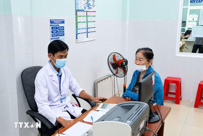 Cán bộ y tế khai thác các nền tảng số, cơ sở dữ liệu phục vụ quản lý và thực hiện nhiệm vụ chuyên môn. (Ảnh: Giang Phương/TTXVN)