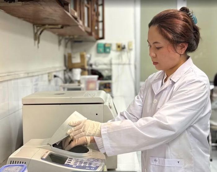 Học viên thực hiện nghiên cứu khoa học tại Trường Đại học Khoa học Tự nhiên, Đại học Quốc gia Hà Nội. (Ảnh: Phạm Mai/Vietnam+)