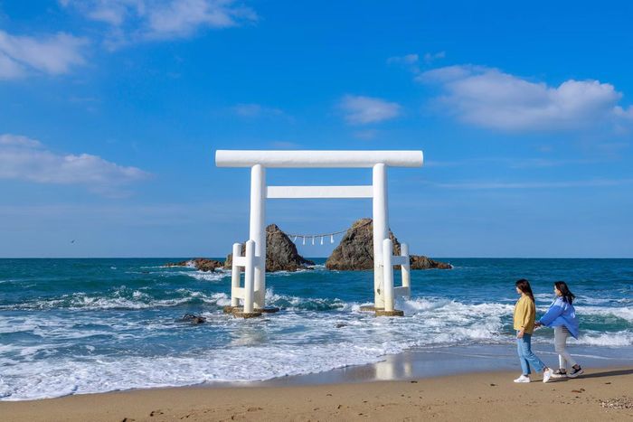 Khu nghỉ dưỡng ven biển nổi tiếng tại tỉnh Fukuoka, vùng Kyushu, Nhật Bản, nổi bật với cảnh quan thiên nhiên trù phú, các bãi biển xanh ngọc và nhiều quán cà phê phong cách.