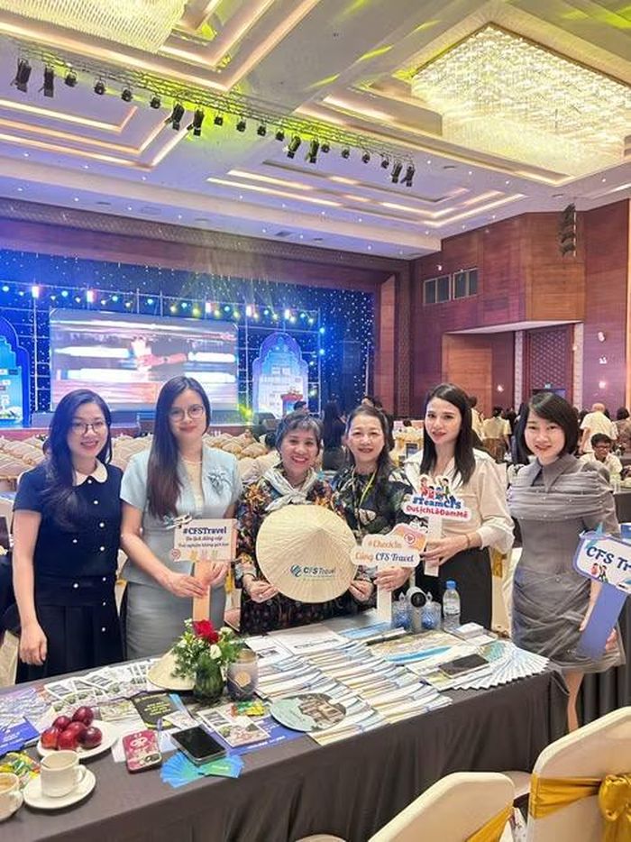 Du khách dành tình cảm yêu mến đối với đội ngũ CFS sau mỗi trải nghiệm. (Ảnh: PV/Vietnam+)
