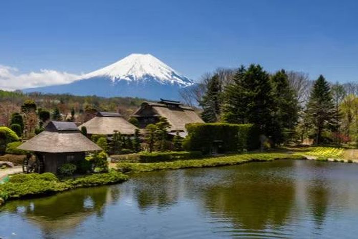 Làng cổ Oshino Hakkai, tỉnh Kanagawa, nằm ngay dưới chân núi Phú Sĩ là địa điểm du khách thường chọn để trải nghiệm khi đến Nhật Bản. (Ảnh: PV/Vietnam+)