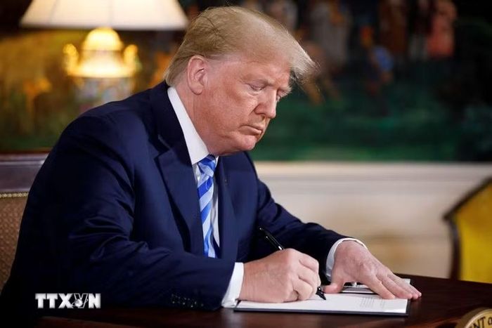 Tổng thống Mỹ Donald Trump ký sắc lệnh tại Nhà Trắng. (Ảnh: THX/TTXVN phát)