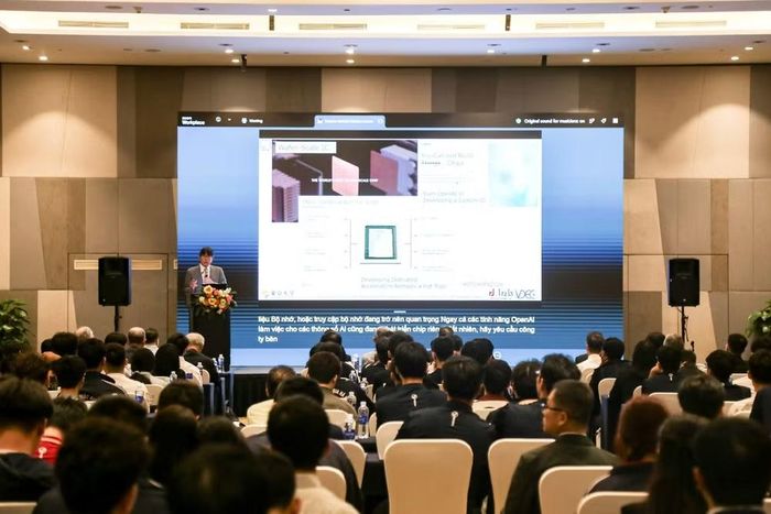 Giáo sư Makoto Ikeda, Đại học Tokyo, giới thiệu nền tảng thiết kế và chế tạo chip Agile-X, cùng các chương trình đào tạo thực hành về thiết kế chip tại cơ sở giáo dục này. (Nguồn: VJU)