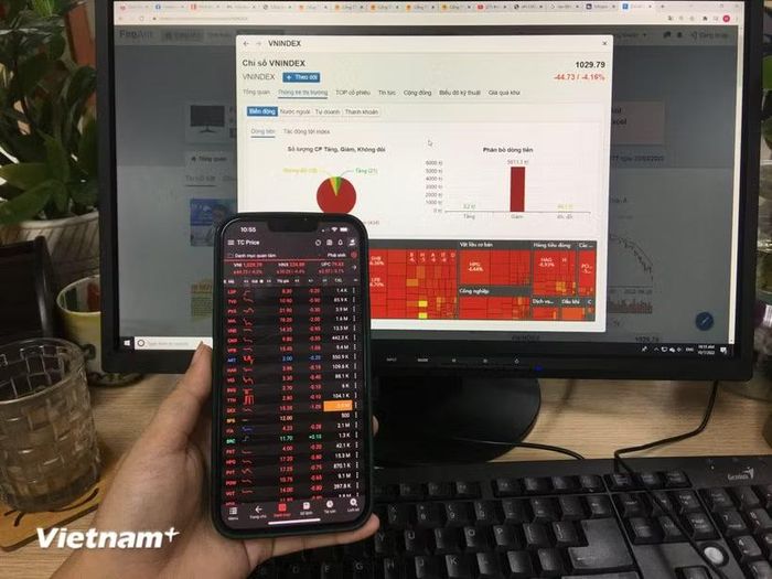 VN-Index đóng cửa mất đến 15,99 điểm và về mức 1,799,67 điểm. ( Ảnh: Vietnam+)