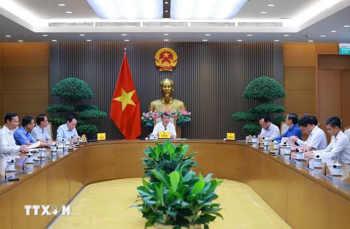 Thủ tướng Lê Minh Hưng chủ trì cuộc họp với lãnh đạo Bộ Giáo dục và Đào tạo và các bộ, ngành về phát triển giáo dục và đào tạo. (Ảnh: Dương Giang/TTXVN)