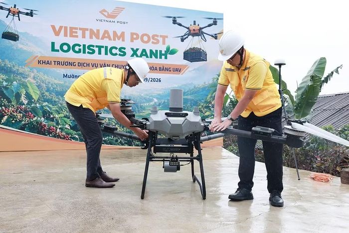 Nhân viên điều khiển UAV đang kiểm tra thiết bị để chuẩn bị vận hành tại Mường Ảng. (Ảnh: VietnamPost)