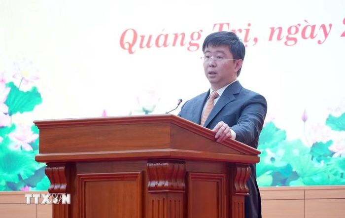 Tân Chủ tịch Ủy ban Nhân dân tỉnh Quảng Trị Bùi Hoàng Phương phát biểu nhận nhiệm vụ. (Ảnh: Tá Chuyên/TTXVN)