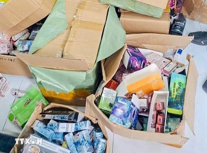 Tang vật thuốc lá điện tử và các loại tinh dầu được các lực lượng chức năng thu giữ. (Ảnh: TTXVN phát)