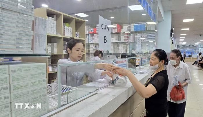 Người bệnh nhận thuốc bảo hiểm y tế tại quầy thuốc của bệnh viện. (Ảnh: TTXVN)