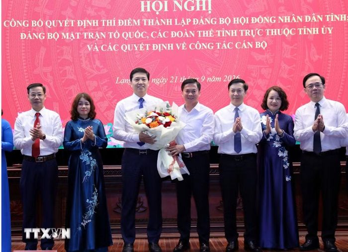 Lãnh đạo UBND tỉnh Lạng Sơn chúc mừng Ban Chấp hành Đảng bộ Mặt trận Tổ quốc các đoàn thể tỉnh. (Ảnh: Văn Đạt/TTXVN)
