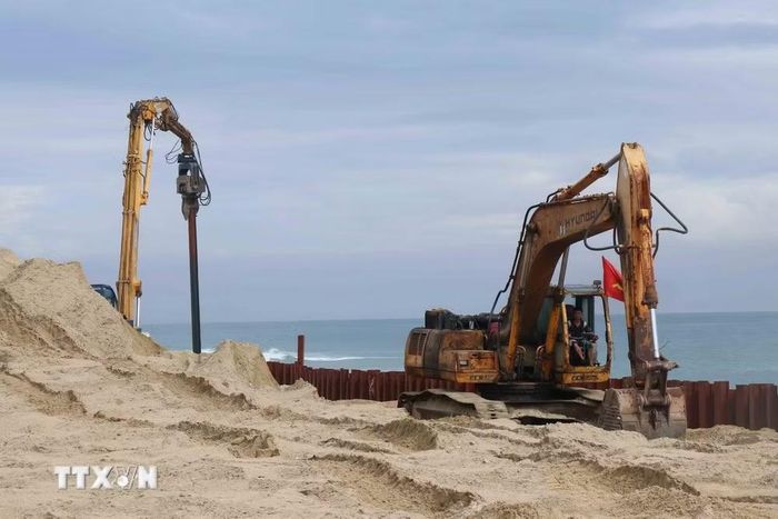 Dự kiến đến ngày 30/9/2026 công trình kè chống sạt lở bờ biển Hội An sẽ hoàn thành, đảm bảo an toàn trước mùa mưa bão. (Ảnh: Đoàn Hữu Trung/TTXVN)