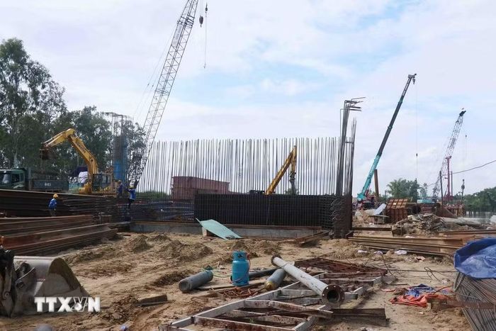 Hiện tại công trình đường tránh lũ nối Quốc lộ 14 H với Quốc lộ 1A đã thi công đảm bảo an toàn vượt lũ. (Ảnh: Đoàn Hữu Trung/TTXVN)