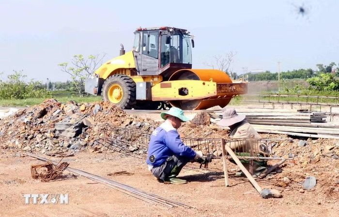Các công nhân đang thi công kè biển đoạn qua xã Lộc Hà. (Ảnh: Công Tường/TTXVN)
