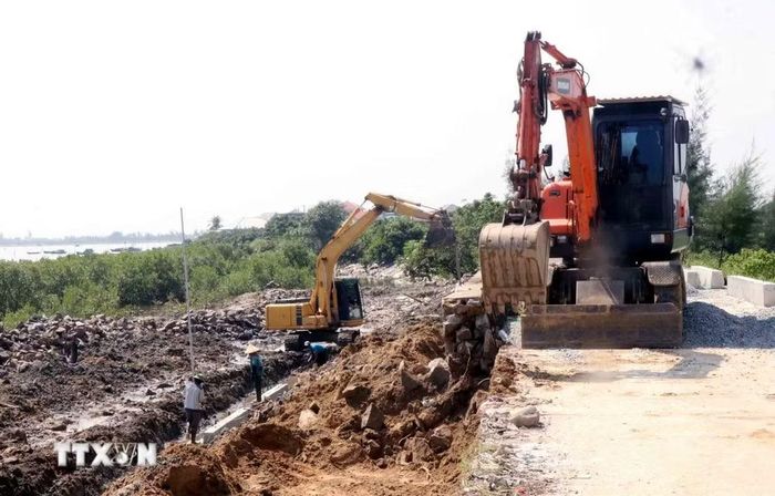 Tập trung máy móc thi công tại kè biển đoạn qua xã Mai Phụ. (Ảnh: Công Tường/TTXVN)