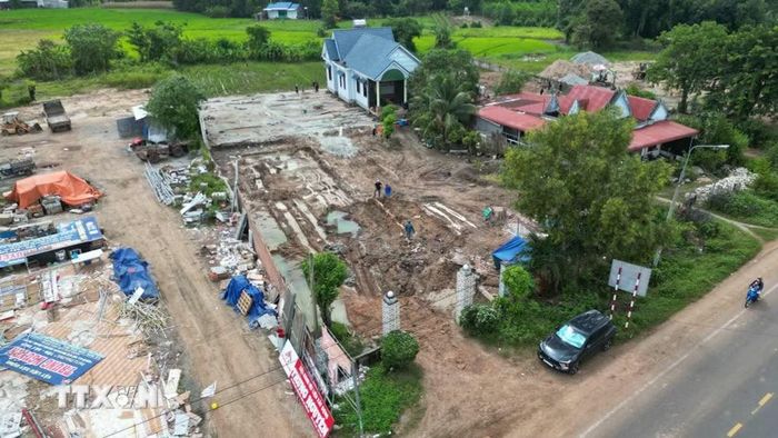 Căn nhà rộng 180 m2, nặng khoảng 300 tấn ở xã Xuân Phú (Đồng Nai) đang được di dời nguyên trạng để bàn giao mặt bằng thi công đường ĐT773 kết nối sân bay Long Thành. (Ảnh: Sỹ Tuyên/TTXVN)