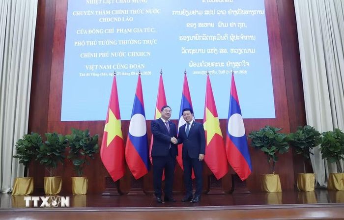 Phó Thủ tướng Thường trực Chính phủ Lào Saleumxay Kommasit đón Phó Thủ tướng Thường trực Chính phủ Phạm Gia Túc thăm làm việc tại Lào. (Ảnh: Xuân Tú/TTXVN)