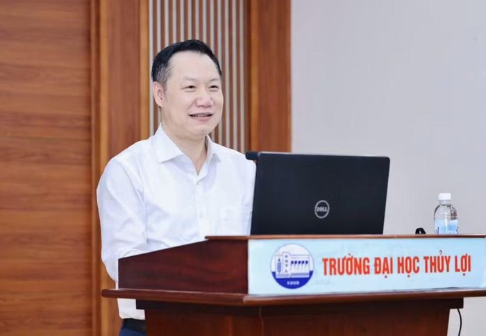 Ông Nguyễn Tiến Thảo, Vụ trưởng Vụ Giáo dục Đại học, Bộ Giáo dục và Đào tạo trao đổi tại tọa đàm. (Ảnh: Vietnam+)
