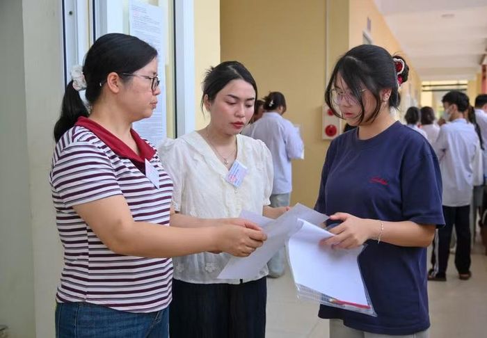 Thí sinh làm thủ tục dự thi tại điểm thi Trường Trung học phổ thông A Thanh Liêm, tỉnh Ninh Bình. (Ảnh: PV/Vietnam+)