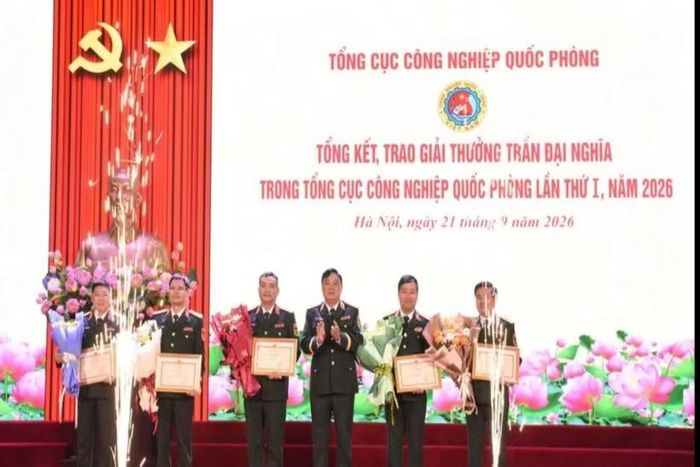 Trung tướng Hồ Quang Tuấn trao thưởng tặng các tập thể có thành tích tiêu biểu trong tổ chức tham gia giải thưởng. (Ảnh: Báo QĐND)