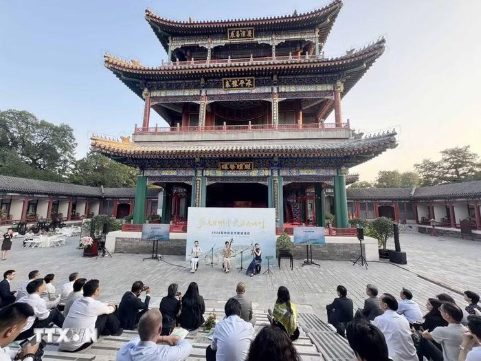 Các phóng viên, nhà báo nước ngoài tại Bắc Kinh trải nghiệm văn hóa của Trung Quốc. (Ảnh: Công Tuyên/TTXVN)