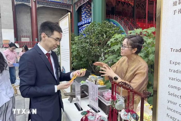 Các phóng viên, nhà báo nước ngoài tại Bắc Kinh trải nghiệm văn hóa của Trung Quốc. (Ảnh: Công Tuyên/TTXVN)