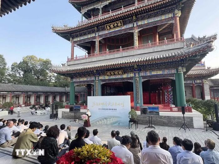 Các phóng viên, nhà báo nước ngoài tại Bắc Kinh trải nghiệm văn hóa của Trung Quốc. (Ảnh: Công Tuyên/TTXVN)