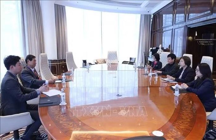 Tổng Giám đốc TTXVN Vũ Việt Trang làm việc với Chủ tịch Hãng thông tấn Yonhap Hwang Dae-ill. Ảnh: Văn Hiếu/PV TTXVN tại Nga