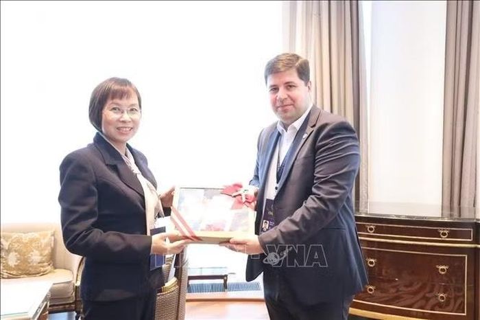 Tổng Giám đốc TTXVN Vũ Việt Trang với Giám đốc điều hành Tổ hợp truyền thông Kazakhstan (TRK) Robert Muradyan. Ảnh: Văn Hiếu/PV TTXVN tại Nga