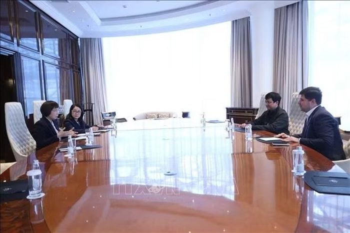 Tổng Giám đốc TTXVN Vũ Việt Trang làm việc với Giám đốc điều hành Tổ hợp truyền thông Kazakhstan (TRK) Robert Muradyan. Ảnh: Văn Hiếu/PV TTXVN tại Nga