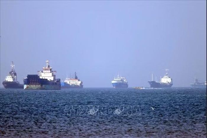 Tàu thuyền ở eo biển Hormuz, gần thành phố cảng Bandar Abbas, Iran. Ảnh: The Guardian/TTXVN