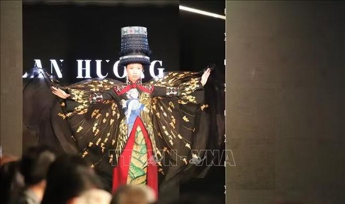 Nghệ nhân Ưu tú - Nhà thiết kế Lan Hương giới thiệu bộ sưu tập “Hành Tinh Phồn Thịnh No.2”, tiếp nối mạch nguồn sáng tạo tôn vinh văn hóa vùng cao qua chất liệu dệt và nhuộm thủ công truyền thống. Ảnh: TTXVN phát
