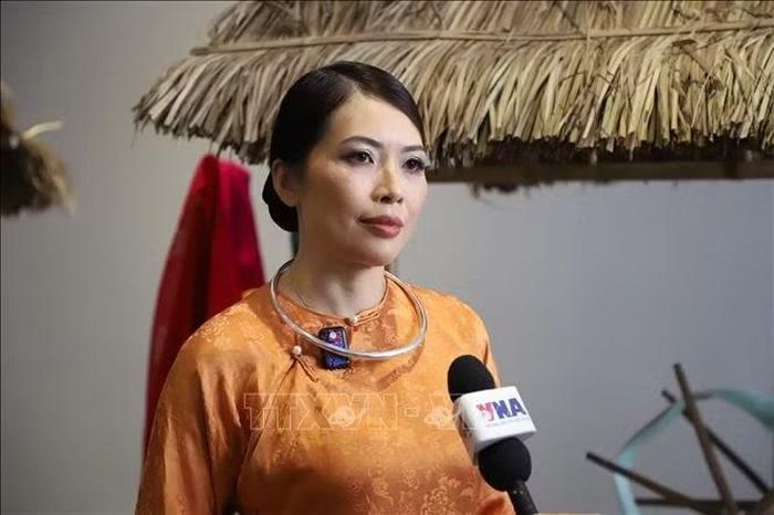 Á hậu 1 Hoa hậu Áo dài Phu nhân toàn châu Âu 2026 Vũ Thị Thu Huyền. Ảnh: TTXVN phát