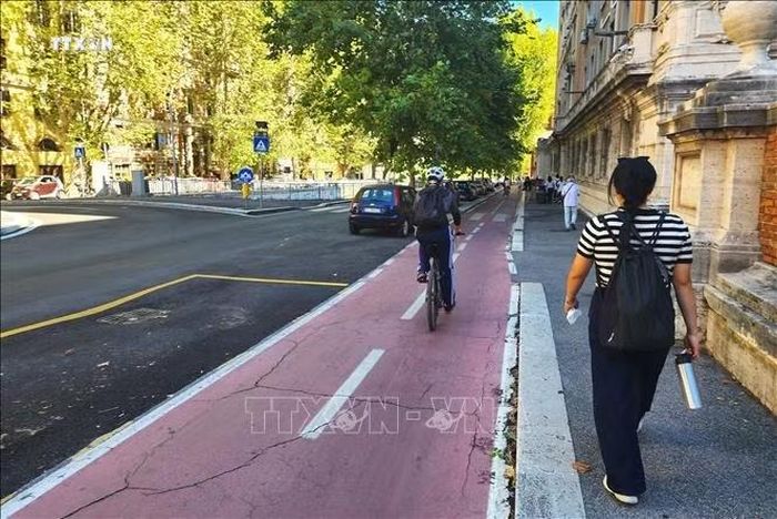 Làn đường đạp xe trên đường Via Nomentana, xuất phát ngay từ khu vực quảng trường Porta Pia đi các hướng khác.