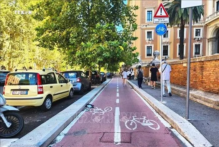 Làn đường đạp xe trên đường Via Nomentana, xuất phát ngay từ khu vực quảng trường Porta Pia đi các hướng khác.