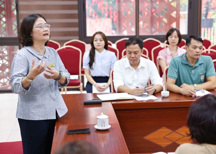 Bà Tô Thị Hải Yến, Hiệu trưởng Trường THCS Giảng Võ, Hà Nội trong một buổi chia sẻ cùng phụ huynh nhà trường. Ảnh: Thanh Tùng